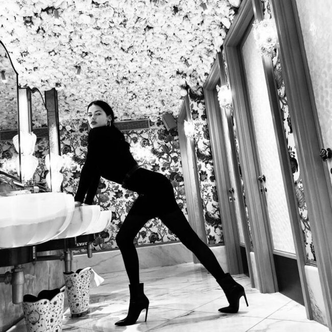 Adriana Lima ayaqyolundan FOTO paylaşdı