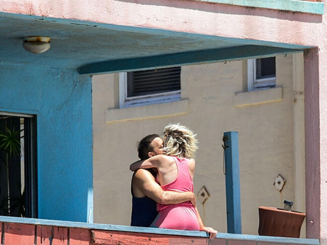 İntim münasibət zamanı bədbəxt hadisə - Evinə kişi gətirən gəlinin çılpaq cəsədi tapıldı - FOTO