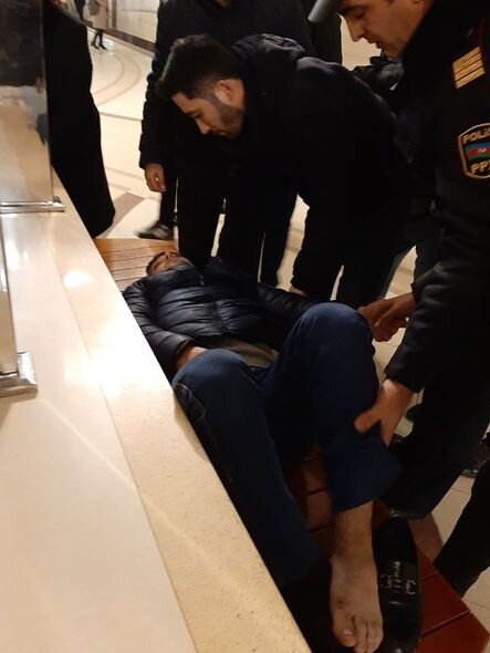 Bakı metrosunda qorxulu anlar: Sərnişin relslərin üstünə yıxıldı - FOTO
