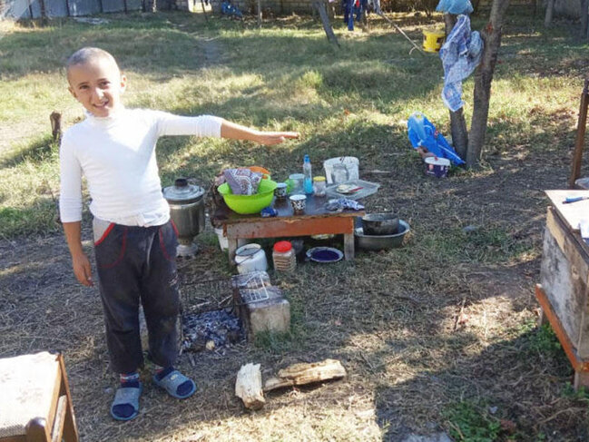 Ağdaşda 11 yaşlı uşağın faciəsi: qəbiristanlıqda gizlənməyi evdən üstün tutur - VİDEO