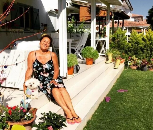 Məşhur aktrisanın Çeşmədəki qırmızılı villası - FOTOLAR