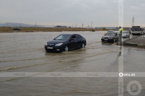 Azərbaycanda su basan magistral yolda nəqliyyatın hərəkəti tam bərpa olundu - YENİLƏNİB + FOTO/VİDEO