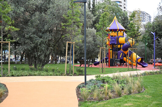 İlham Əliyev xanımı ilə yeni parkda - Fotolar