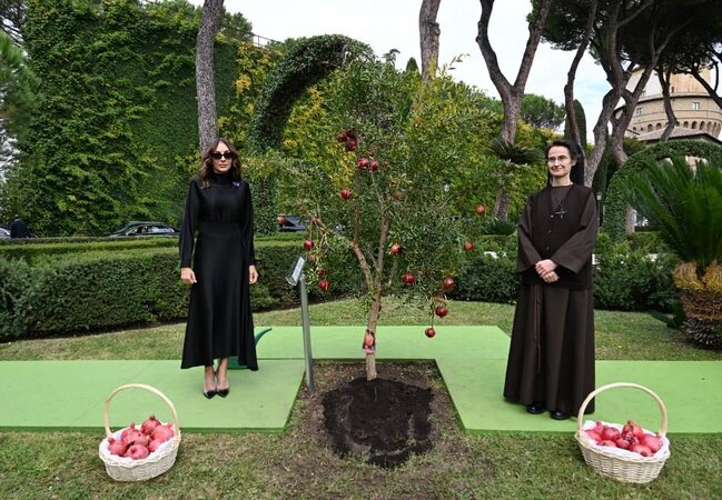 Mehriban Əliyeva qızları və gəlini ilə Vatikan bağlarında - Fotolar