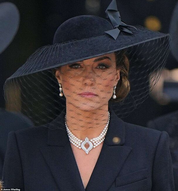 Kraliçanın dəfnində Diana izləri...