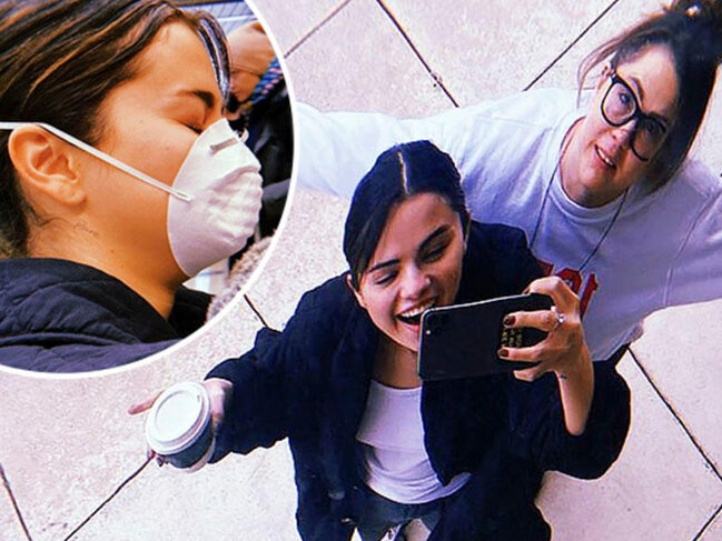 Selena Qomez ABŞ-da maskada gəzir - Koronavirus qorxusu - FOTO
