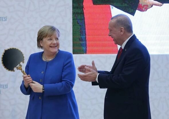 Merkelin Türkiyədə verilən hədiyyəyə maraqlı reaksiyası - FOTO