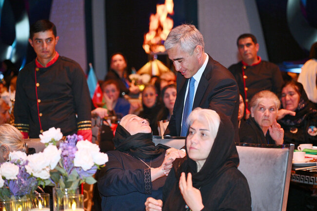 Prezidentin qızları Zəfəri şəhid anaları ilə qeyd etdi - Fotolar