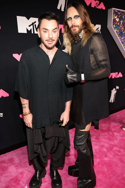 Şakira ilkə imza atdı - Fotolar