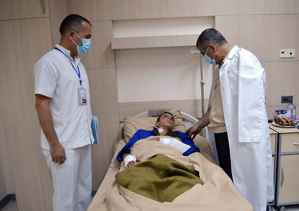 Müdafiə naziri hərbi hospitalda müalicə alan yaralılarla görüşdü - FOTO