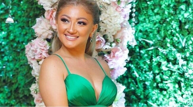 Zümrüd Bədəlova qısa "şortik"də - FOTOLAR