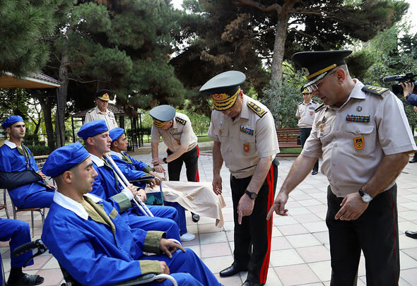 Müdafiə naziri hərbi hospitalda müalicə alan yaralılarla görüşdü - FOTO