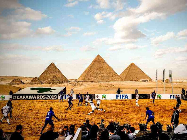 Misir piramidalarının qarşısında futbol - VİDEO
