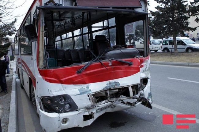 Bakıda DƏHŞƏT: Avtobus dayanacaqda piyadanın üstünə çıxdı: Ölən var