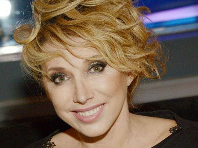 Müğənninin konsertində qolu sındı