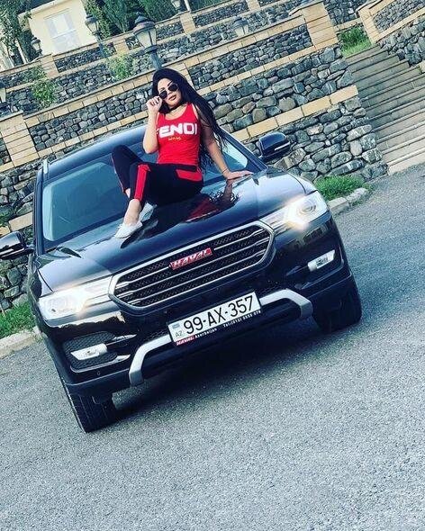 Azərbaycanlı idmançı modelin bahalı avtomobilləri - FOTO