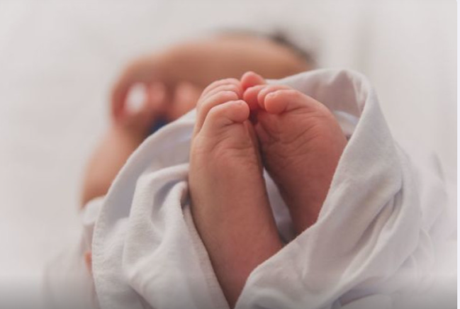 Ata yeni doğulan körpəsini torbaya qoyub küçəyə atdı