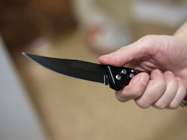 14 yaşlı qız atası ilə yaşayan qadını bıçaqladı