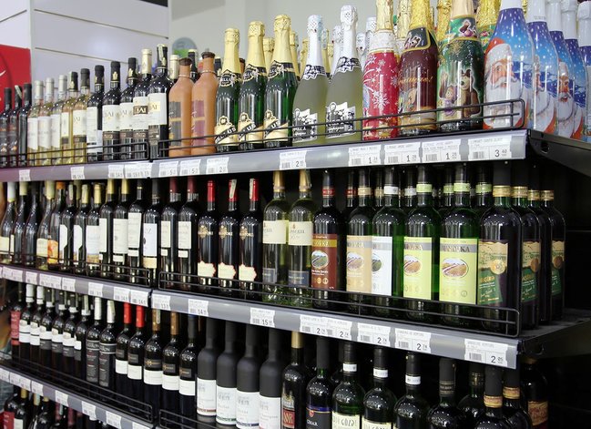 Azərbaycanda spirtli içki və tütün idxalına aksiz dərəcələri artırılıb