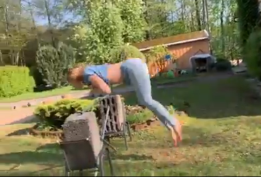 DÜNYA ŞOKDA! - Qadın at kimi gəzir -VİDEO