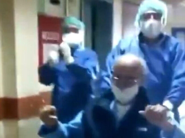 Koronavirusa qalib gələn 95 yaşlı kişi xəstəxanadan oynayaraq çıxdı - VİDEO