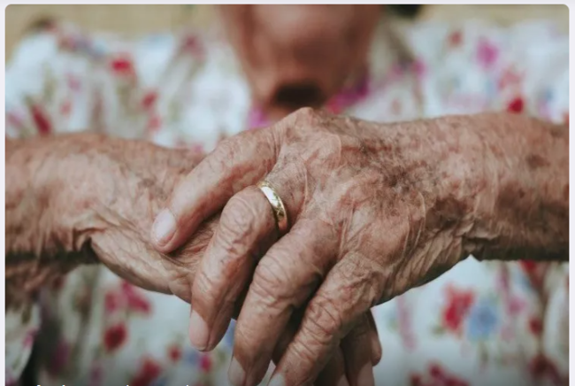 84 yaşlı qadın divanı yandırıb 2 nəfəri öldürdü - ŞOK QƏTL