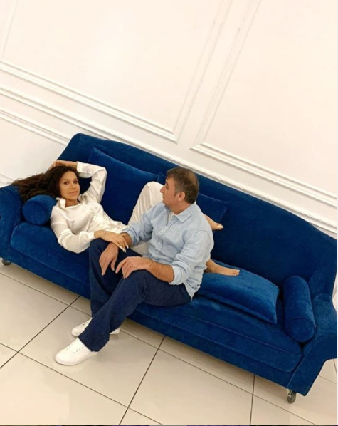 Rəqsanə ayağını ərinin çiyninı qoydu, təhqir olundu- FOTO