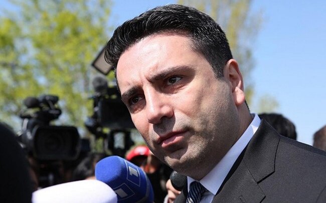 Ermənistan parlamentinin sədri İrəvanda vətəndaşın gözünə tüpürüb