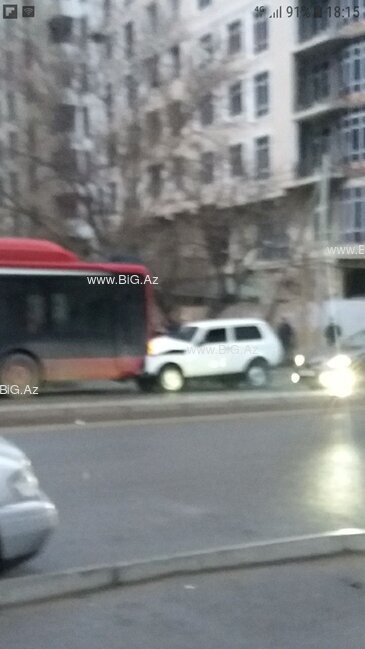 Bakıda avtomobil qəzası - "Niva" avtobusla toqquşdu - FOTOLAR