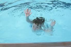 1 yaşlı uşaq hovuzda boğuldu