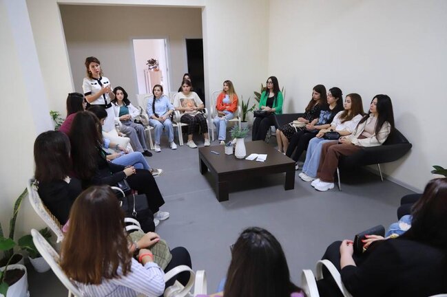 Osteopat-terapevt Elfanə Süleymanova ATU tələbələri üçün görüş keçirdi