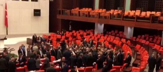 Türkiyə parlamenti qarışdı-Deputatlar belə söyüşdülər /VİDEO