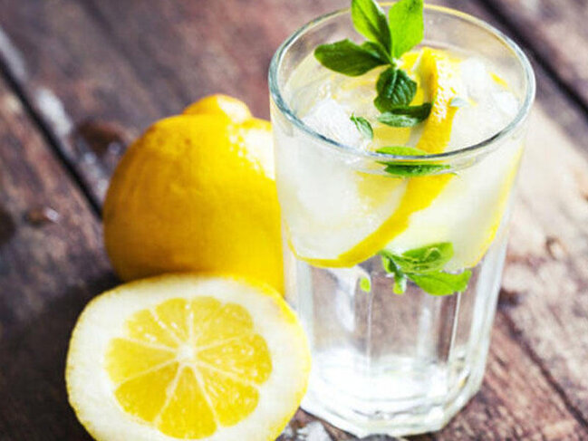Səhərlər acqarına limonlu su içmək görün nələrə səbəb olur?