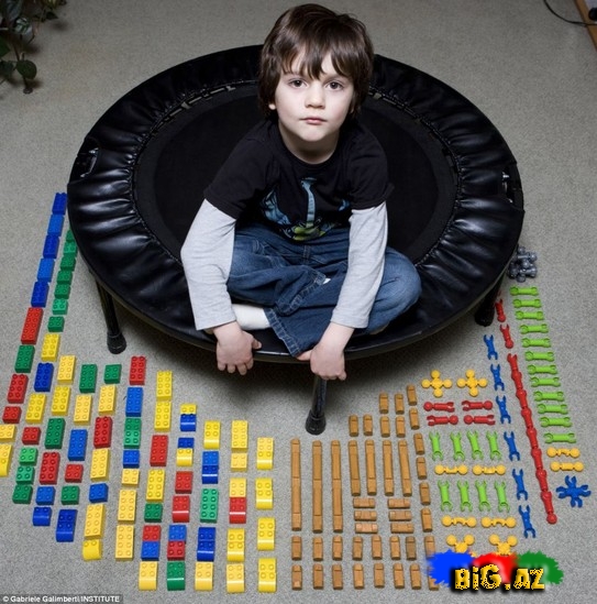 Uşaqları oyuncaqları ilə çəkən fotoqraf - Fotolar