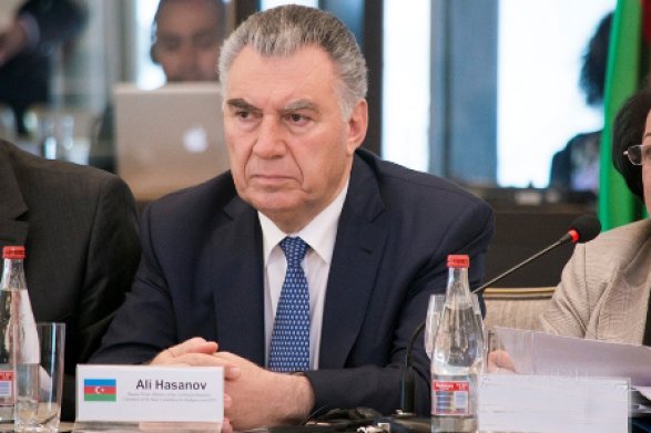 "Hərbi xidmətdə olmayıbsa, qızınızı verməyin" - Əli Həsənov