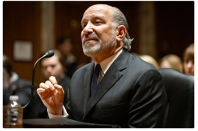 ABŞ Ticarət katibi Epşteynin adasına səfər etdiyini etiraf edib