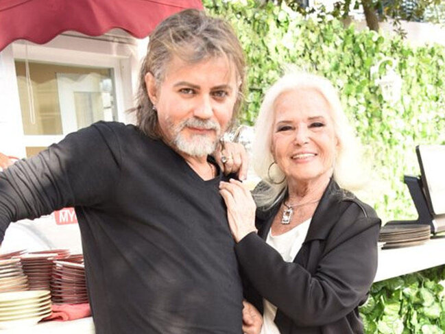 83 yaşlı müğənni sevgilisindən ayrıldı