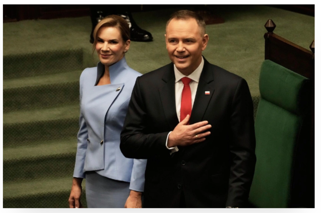 Polşa Prezidenti Navrotski vəzifəsinin icrasına başladı