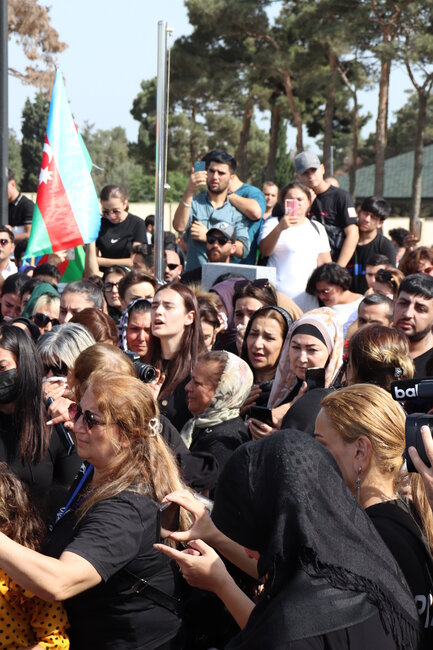 Uşaq evində, kimsəsiz böyüyən şəhidimizi xalqımız son mənzilə BELƏ YOLA SALDI - FOTO