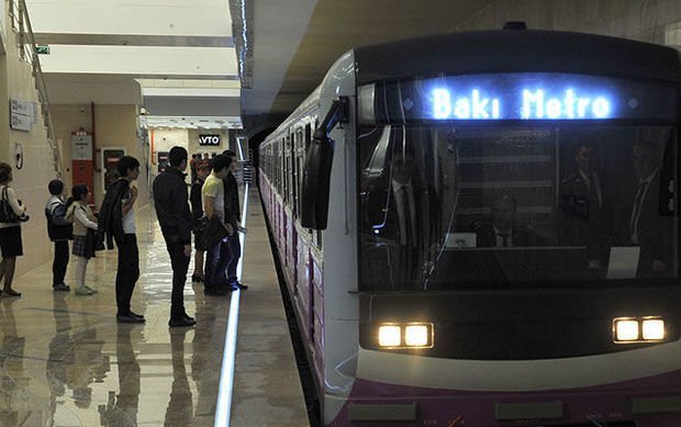 Bakı metrosunda sərnişin həyatını təhlükəyə atdı