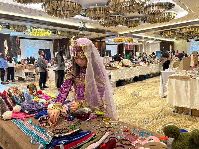 "Zəfərin izi ilə" adlı festivalda məhbus qadınların əl işləri satışa çıxarıldı.