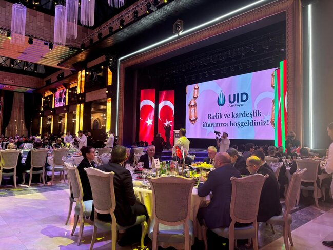 Bakıda Beynəlxalq Demokratlar Birliyinin (UID) Azərbaycan nümayəndəliyinin təşkilatçılığı ilə iftar süfrəsi açılıb - FOTOLAR