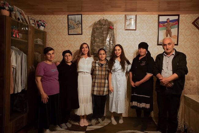 Prezidentin qızları şəhid Ülfət Babazadənin evində - Fotolar