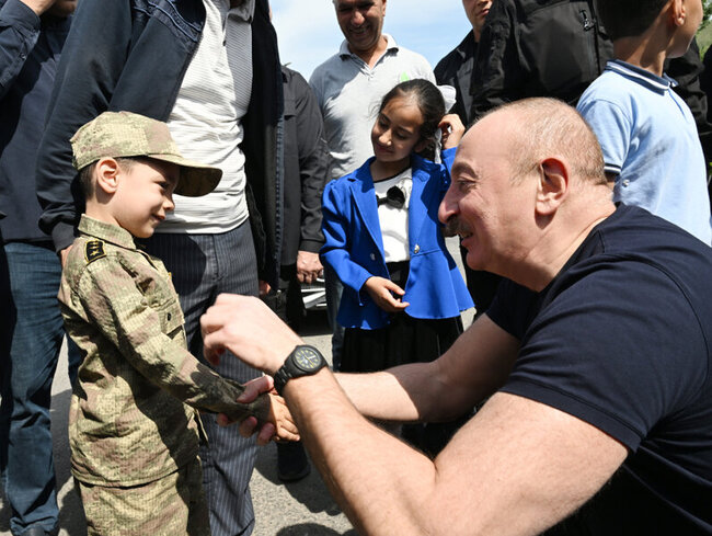 İlham Əliyev uşaqlarla bir arada - Fotolar