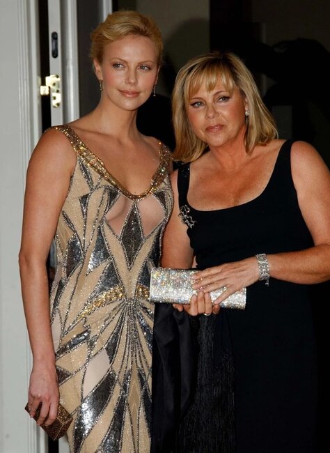 "Anam atamı öldürdü, ertəsi gün məni geyindirib məktəbə göndərdi" - Fotolar