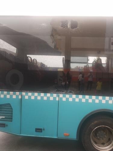 Avtobusla yük maşını qəza törətdi: Avtobusun şüşələri sərnişinlərin üstünə töküldü - FOTOLAR