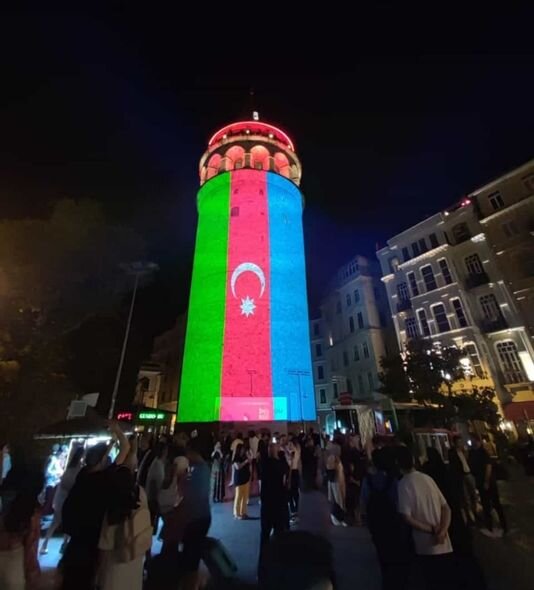 İstanbulun rəmzləri Azərbaycan bayrağının rənglərinə büründü - FOTO