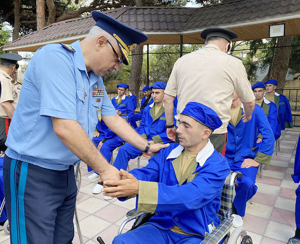 Müdafiə naziri hərbi hospitalda müalicə alan yaralılarla görüşdü - FOTO