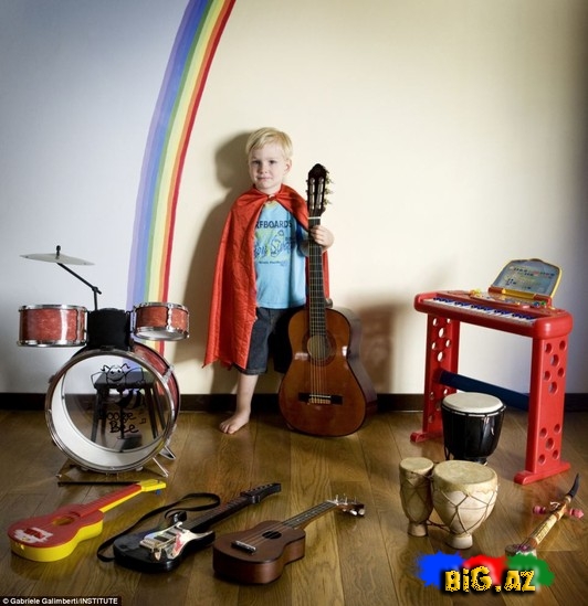 Uşaqları oyuncaqları ilə çəkən fotoqraf - Fotolar