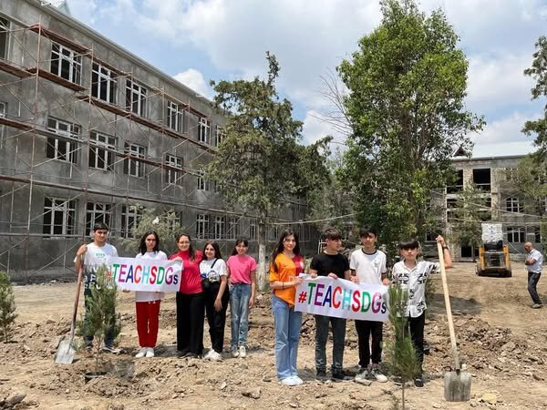 Gəncədə yeni məktəb ərazisində "Quruda Həyat" çağırışı ilə ağacəkmə aksiyası keçirilib